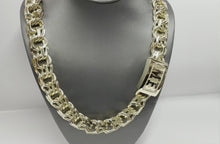 Load and play video in Gallery viewer, Chino link chain 20 mm 10 karat gold close link
