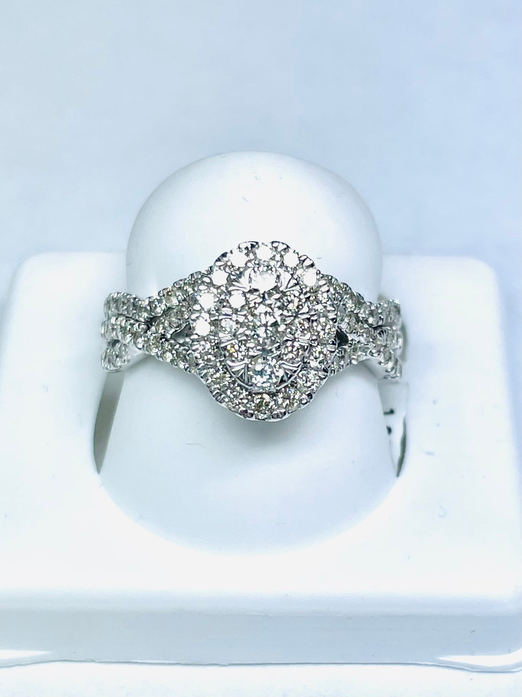 10 Karat White Gold Diamond Lady Ring 1 CT