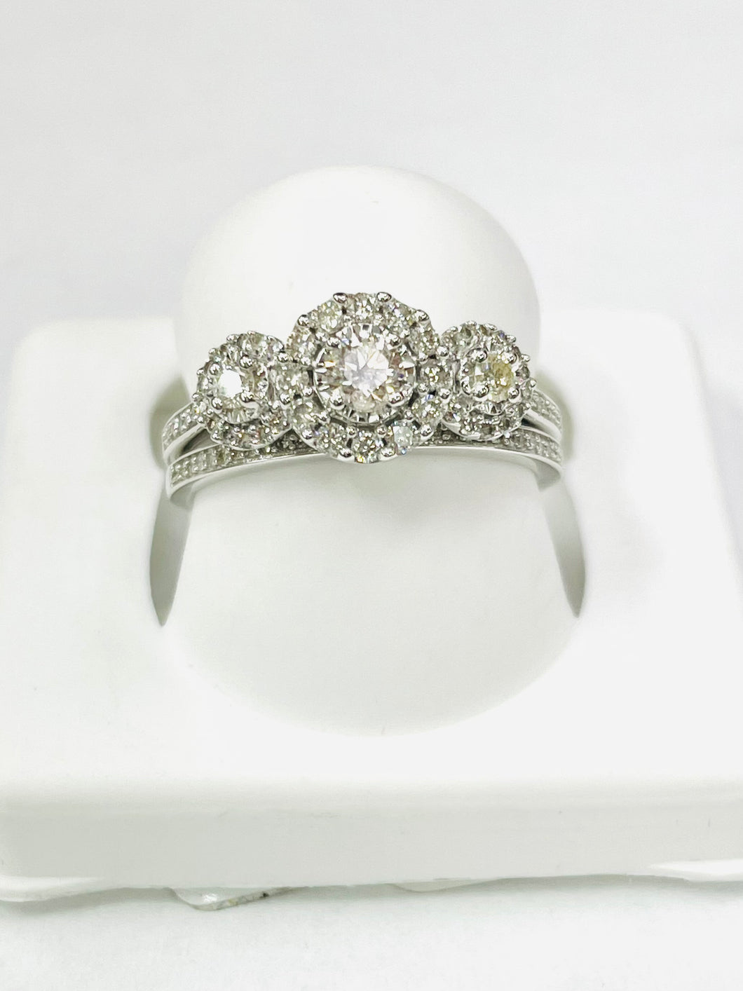 10 karat white gold diamond ring 0.5  CT